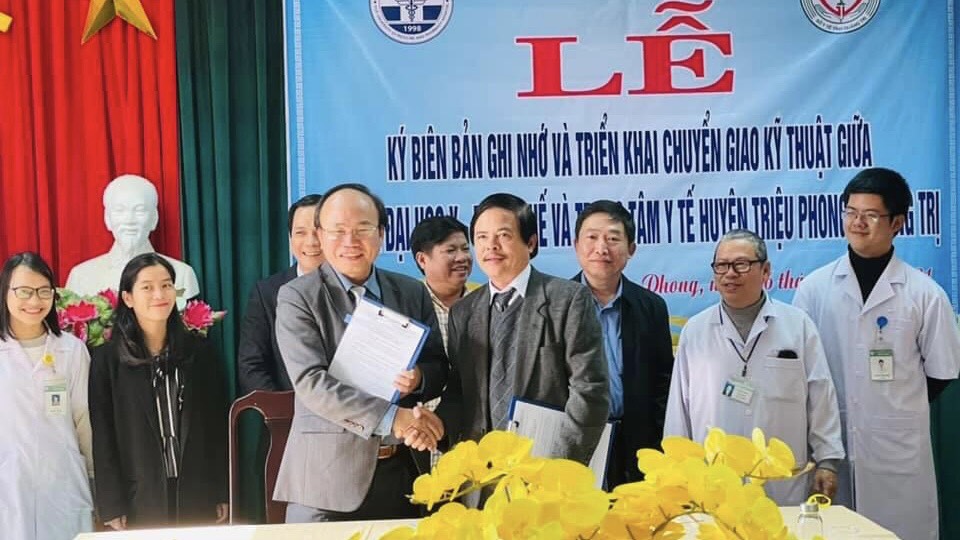 Lễ ký kết biên bản ghi nhớ hợp tác và triển khai chuyển giao kỹ thuật giữa Bệnh viện Trường Đại học Y-Dược Huế và Trung tâm Y tế huyện Triệu Phong