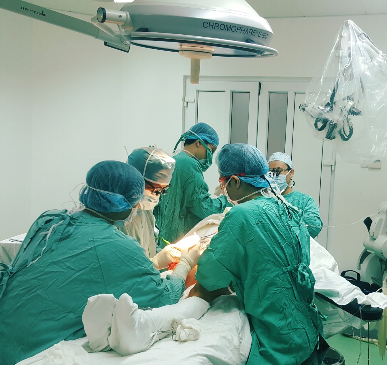 Thành công trong phẫu thuật cắt bỏ và tái tạo lại hộp sọ cho bệnh nhận bị ung thư màng não xâm lấn rộng