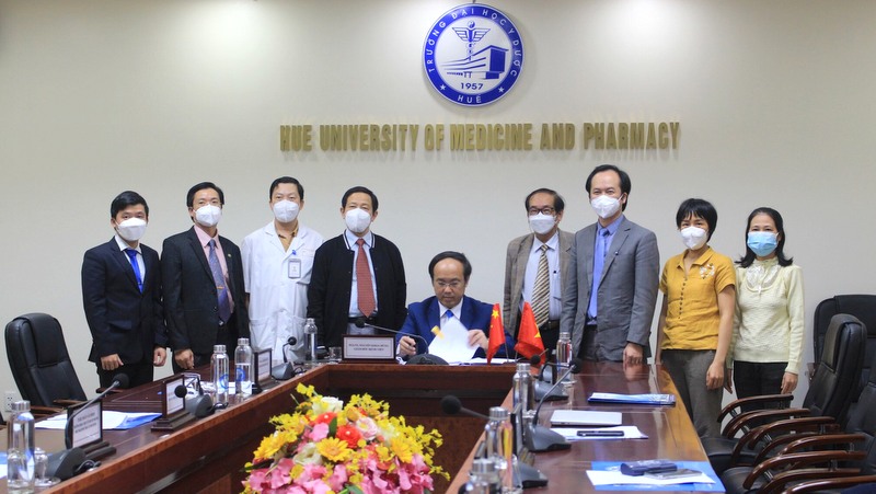 Lễ ký kết Biên bản ghi nhớ hợp tác giữa Bệnh viện Trường Đại học Y-Dược Huế và Bệnh viện Quốc tế Choang Y Quảng Tây, Trung Quốc